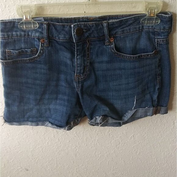 Get Your Legs Ready for Summer: Aeropostale Jeanshorts with Sewn Cuff in Size 4! - Picture 2 of 7